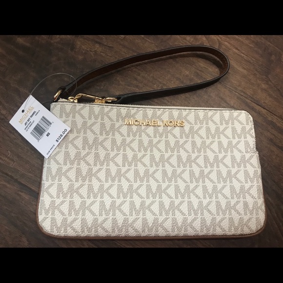 Michael Kors Handbags - Michael Kors Wristlet